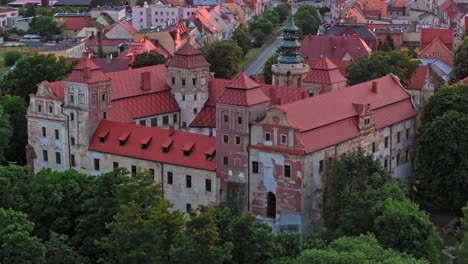 Polonia,-Antiguos-Palacios-Y-Castillos-Históricos-Con-Nuestras-Impresionantes-Tomas-De-Vídeo-Con-Drones