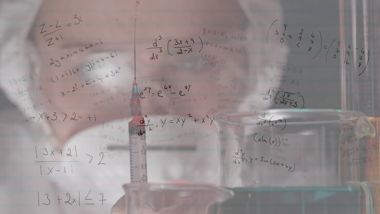 Animazione di equazioni matematiche su una scienziata caucasica che tiene una siringa in laboratorio