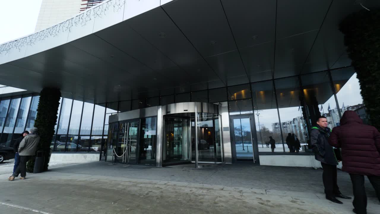 도시 에 있는 현대적 인 호텔 입구