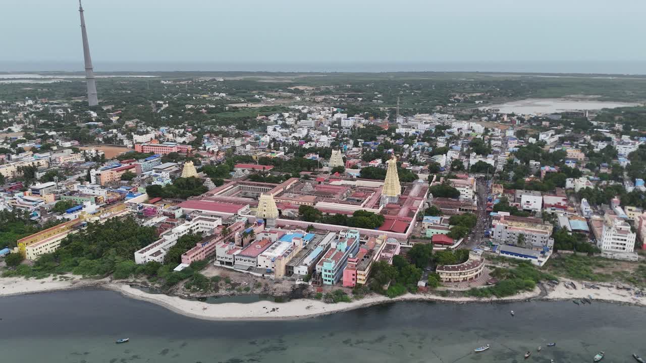 Veduta aerea di una città costiera con tempio in India
