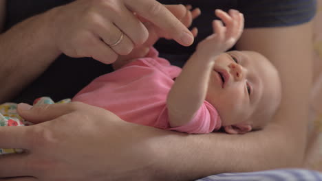 padre con la hija recién nacida en las manos