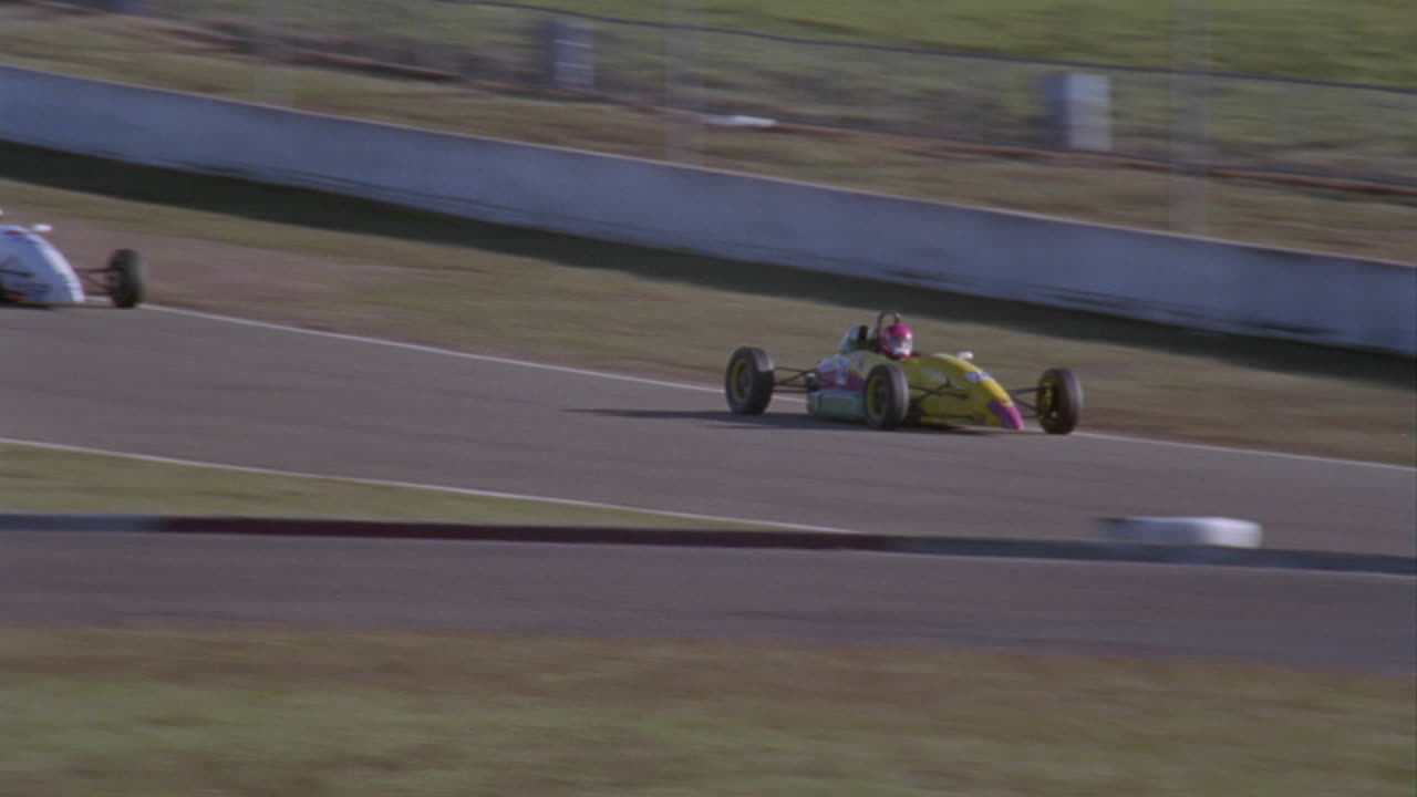 tres autos de carreras corren alrededor de una pista 1