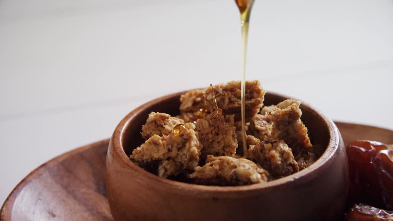 Miele versato in una ciotola di cereali 4k