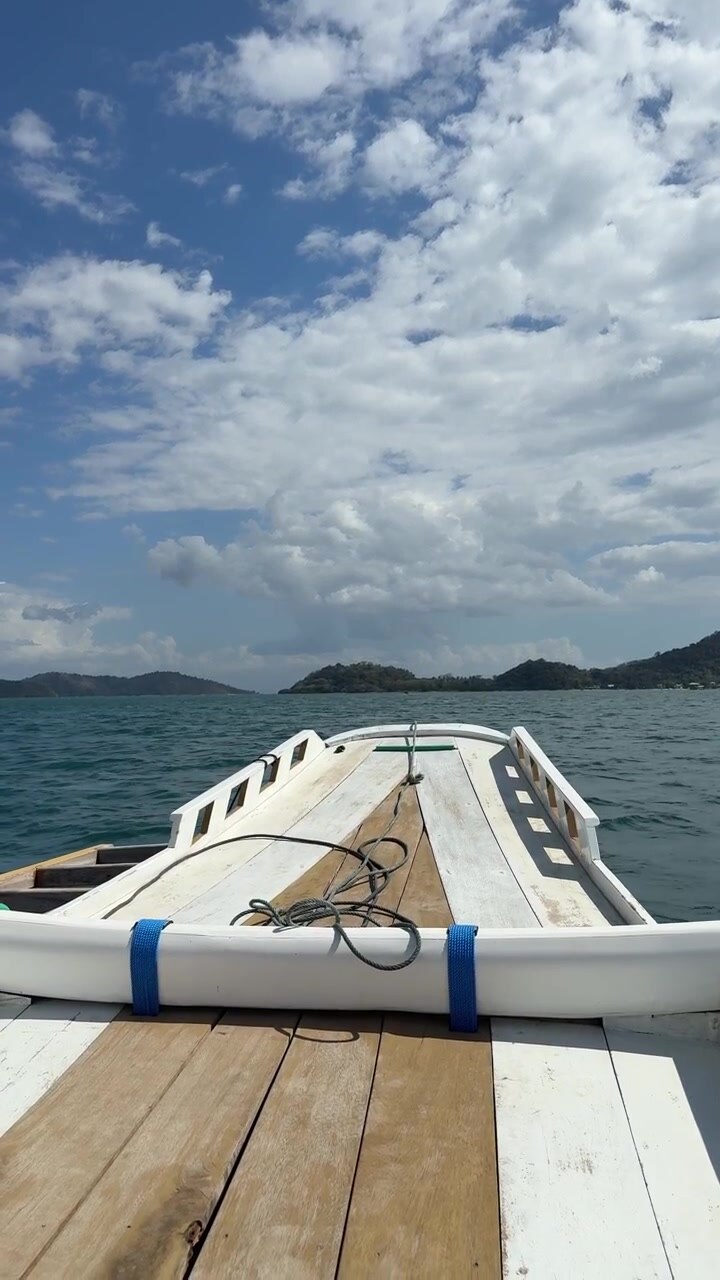 Vista dalla prua di una tradizionale barca in legno che naviga sull'oceano