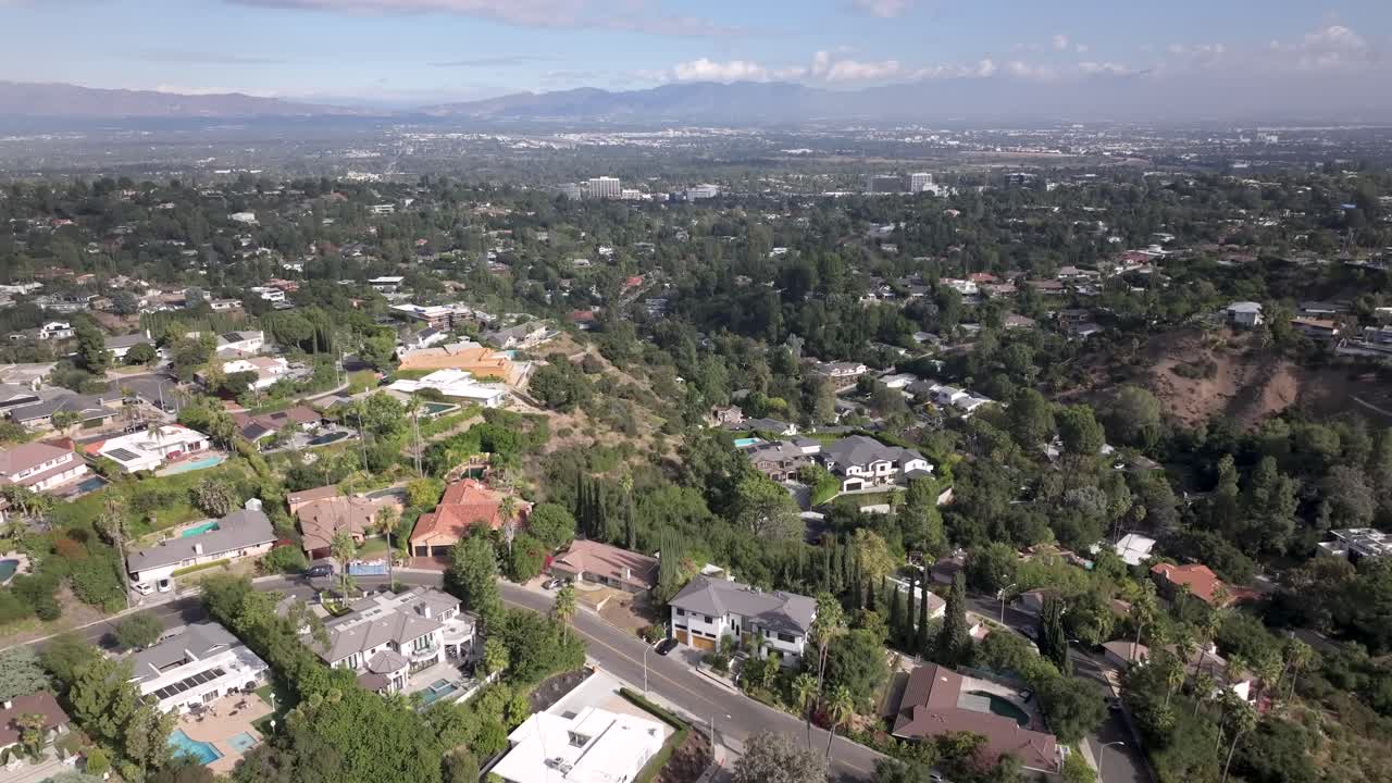 mansiones con impresionantes vistas en encino hills, california - aumento de la revelación aérea