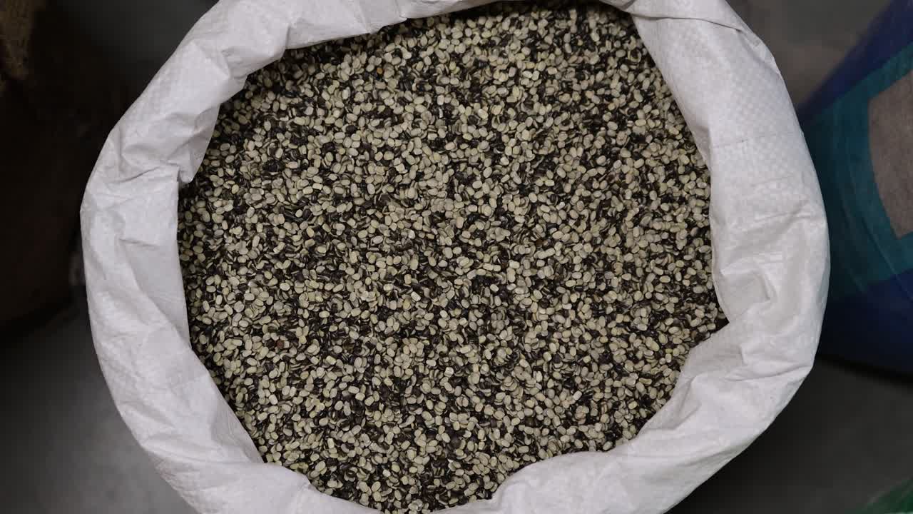 하루에 상단 각도에서 소매점에서 판매하는 피부와 함께 스플릿 백 그램