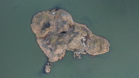 Kleine-Kleine-Grasinsel-Im-Süßwassersee-In-Der-Nähe-Des-Strandes-Von-Sandvik,-Antenne