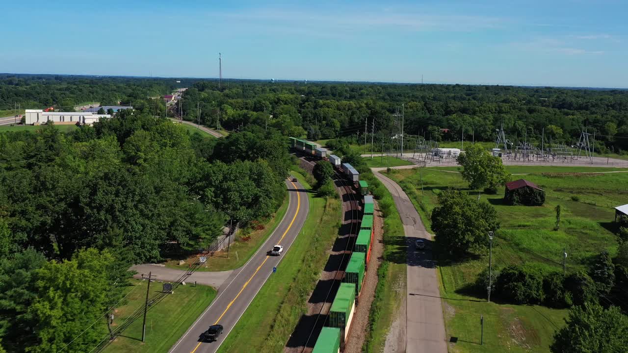 켄터키 주 드라이 리지 의 철도 에서 달리는 열차