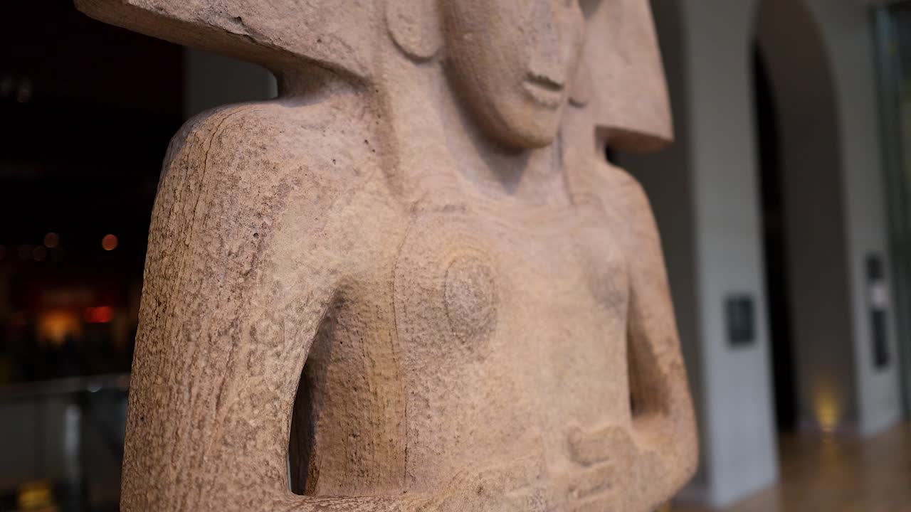 primer plano de una estatua antigua en el museo de edimburgo