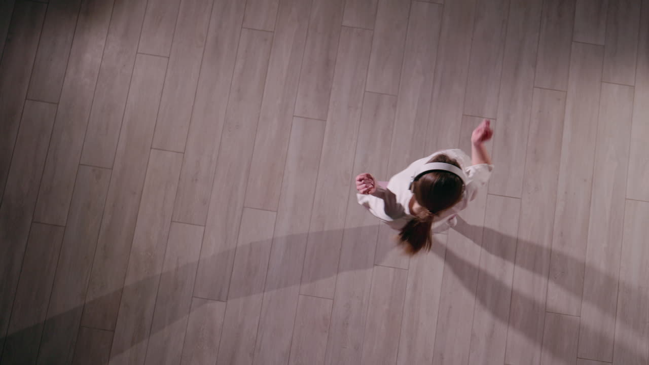 집에서 춤을 추는 여자