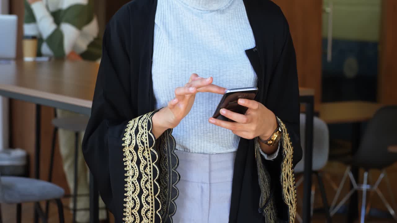 Dirigente che usa il telefono cellulare in ufficio 4K