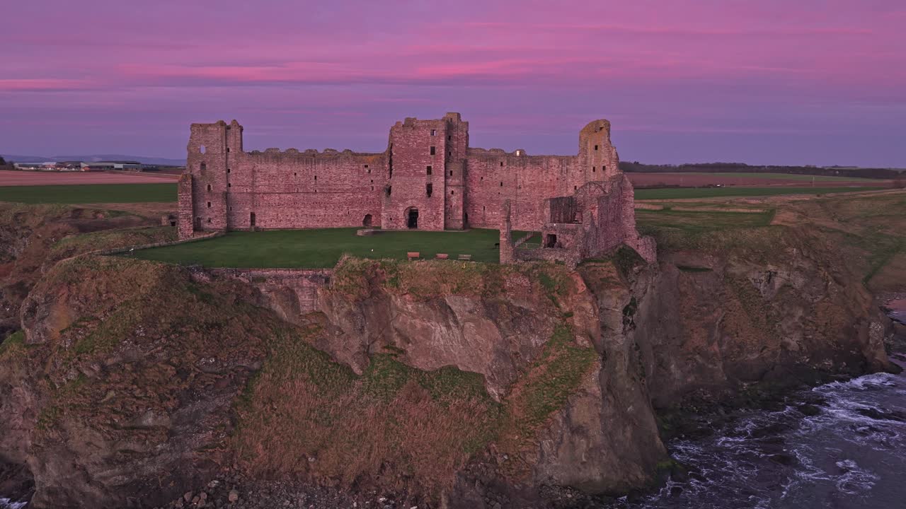 Luftfoto af ruinerne af Tantallon Castle ved solopgang