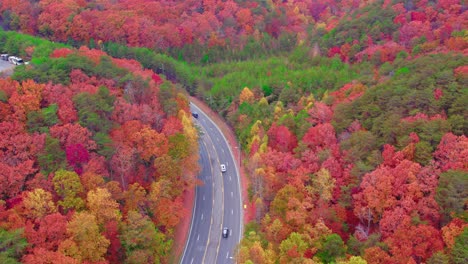 Paisajes-De-Dalton,-Georgia,-La-Perspectiva-Aérea-Captura-Con-Gracia-La-Belleza-Del-Otoño-Mientras-Cubre-El-Tráfico-De-La-Carretera-Con-Tonos-Vibrantes.