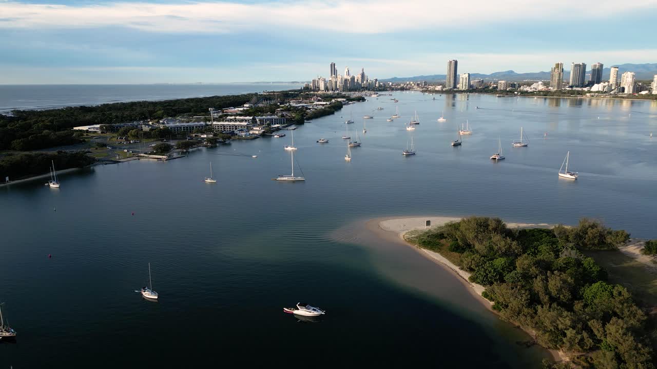 aerial sobre el desagüe y el mar abierto mirando hacia el paraíso de los surfistas en el extremo norte de la costa de oro, queensland, australia 20230502