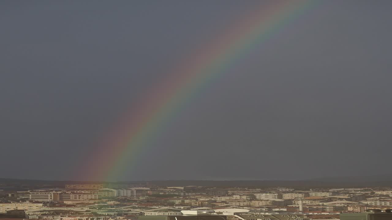 arco iris sobre la ciudad después de la lluvia