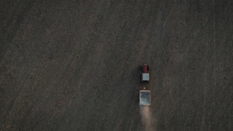 Fertilización-De-Cultivos-Con-Abonadora-Montada-En-Tractor,-Aérea-De-Arriba-Hacia-Abajo