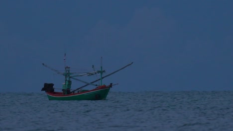 Los-Barcos-De-Pesca-En-Tailandia-Esperan-En-Medio-Del-Océano-A-Que-Oscurezca-Para-Poder-Encender-Sus-Luces-Verdes-Y-Comenzar-A-Pescar-Y-Pescar-Camarones