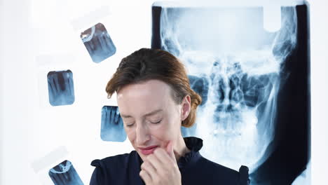 mujer caucásica tocando su mejilla y sufriendo de dolor de dientes con imágenes de rayos x en el fondo