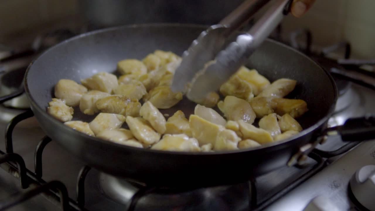 Soffriggendo pollo al limone (Pollo al Limon) al rallentatore