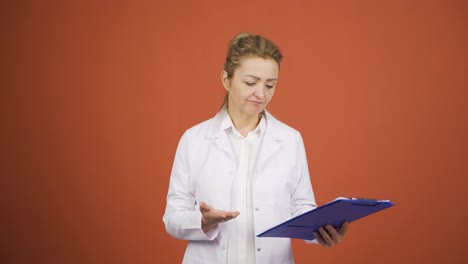 declaración negativa del médico sobre la enfermedad.