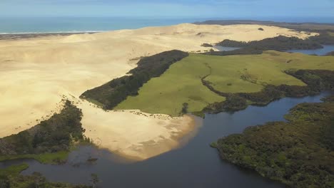 vista aérea panorámica de las dunas de arena gigantes en northland, nueva zelanda