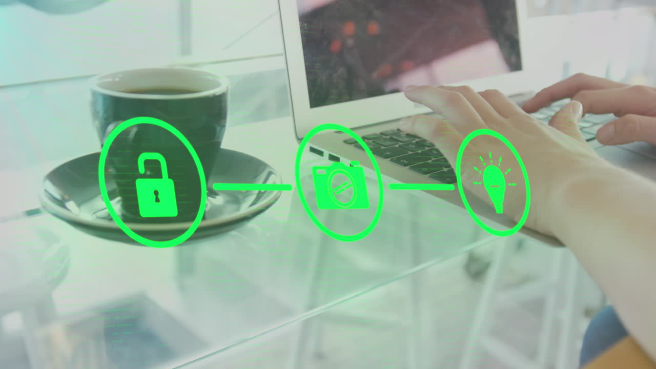 animación de iconos de seguridad en línea sobre mujer usando portátil.