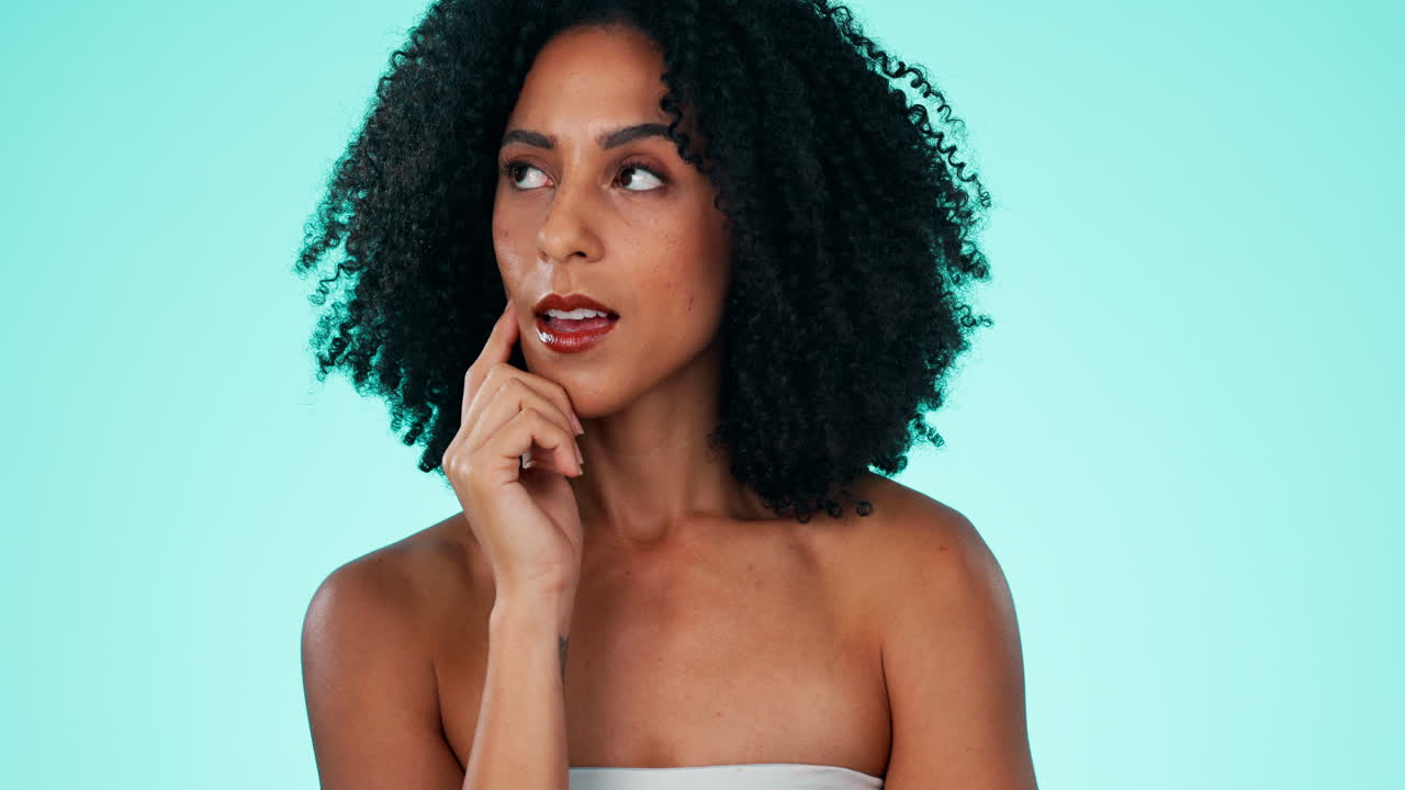 pensando, cara y belleza con una mujer negra modelo