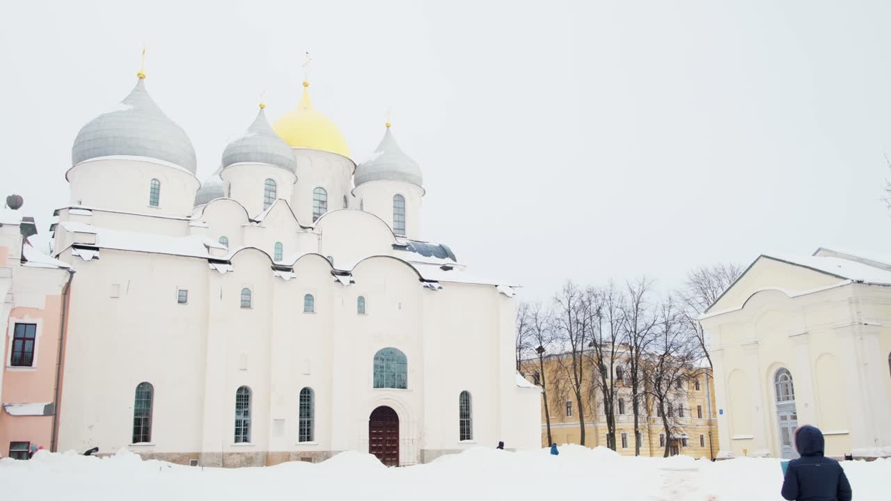 снежный зимний день в русском соборе