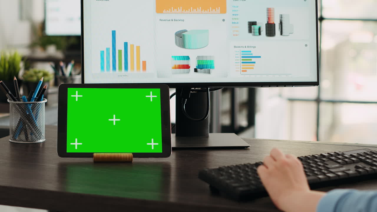 mujer de negocios revisando una tableta digital
