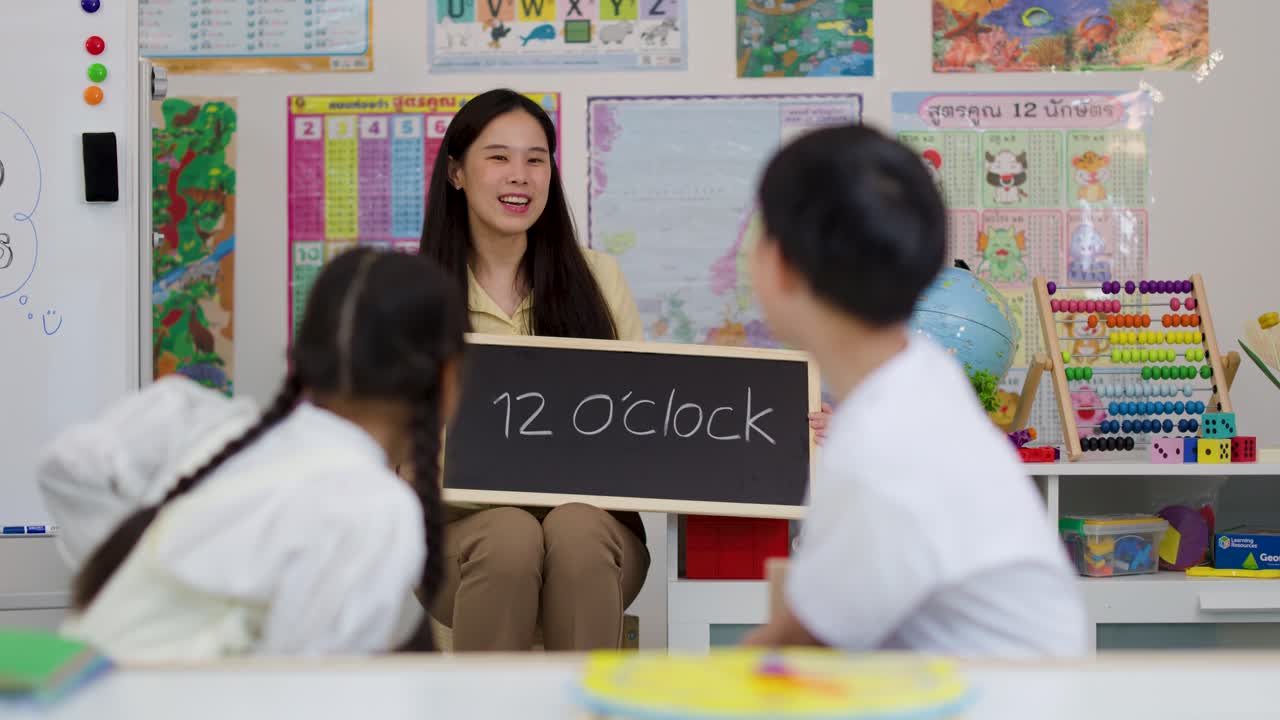 Teacher shows '12 o'clock' sign to attentive children during interactive math lesson, bright classroom