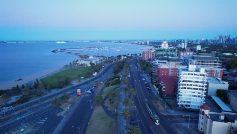 Antena-Marina-Desfile-Carretera-St-Kilda-Playa-Bloques-De-Apartamentos,-Melbourne