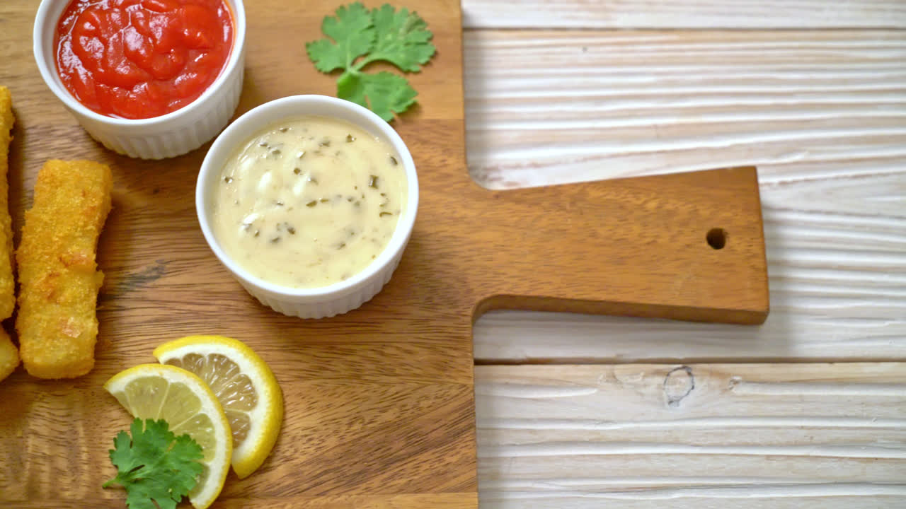 palito de pescado frito o papas fritas pescado con salsa