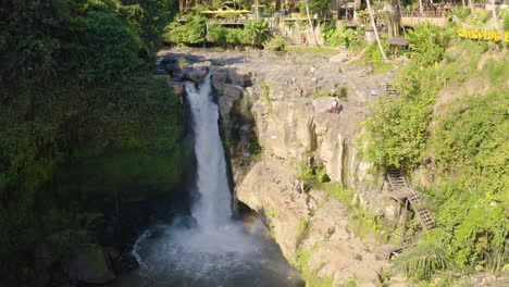 sobrevuelo de la cascada de tegenungan bali, indonesia