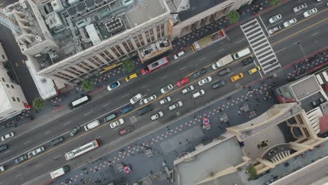 Cámara-De-Mediodía-Con-Vista-De-Drones-Desde-La-Calle-Hollywood-Boulevard-Road-En-Los-ángeles,-California