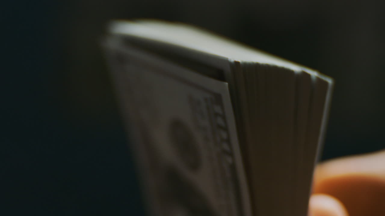 una pila de dólares.