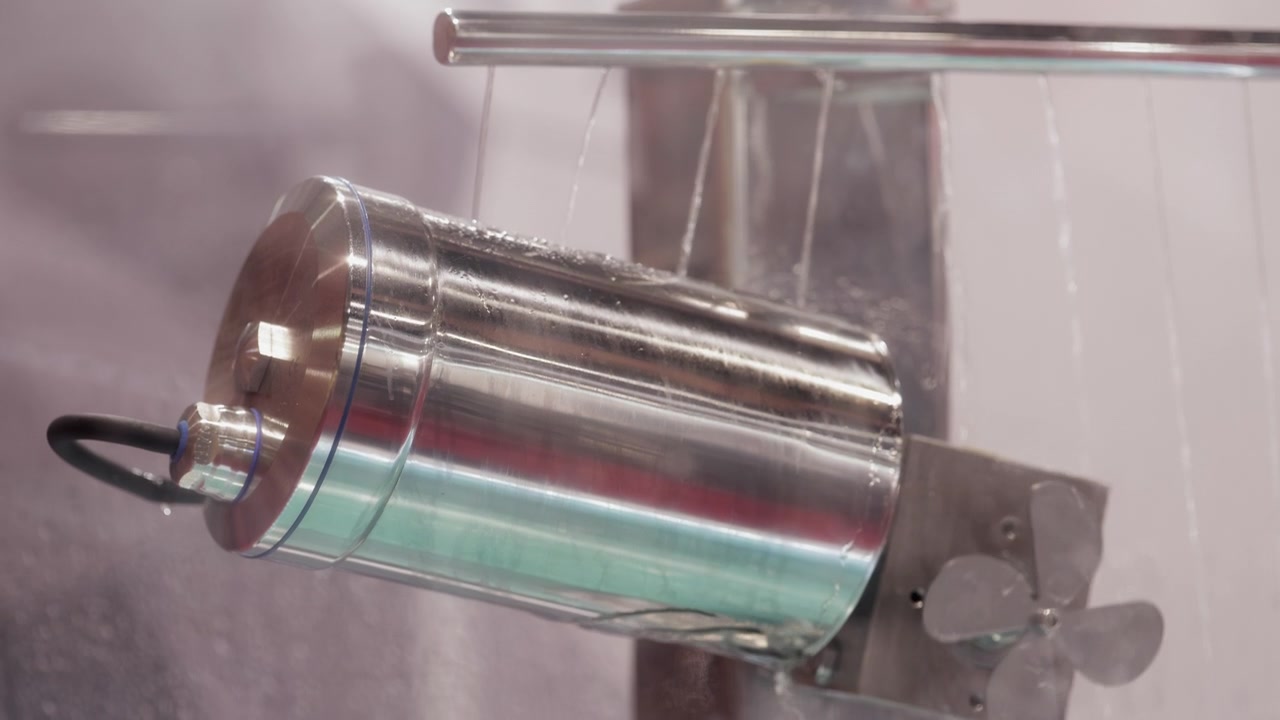 Motor Propulsor Subaquático Industrial Sendo Testado com Jato de Água