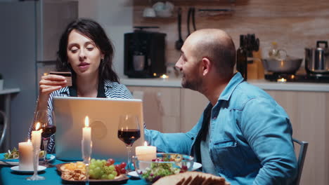 Compras-En-Línea-Durante-La-Cena-En-La-Computadora-Portátil