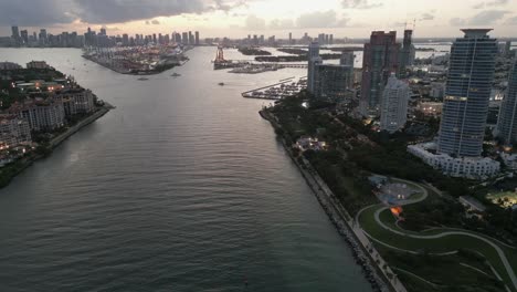 Antena-Acercándose-Al-Centro-De-Miami-Desde-Miami-South-Beach,-Florida-Al-Atardecer-Horizonte-Escénico