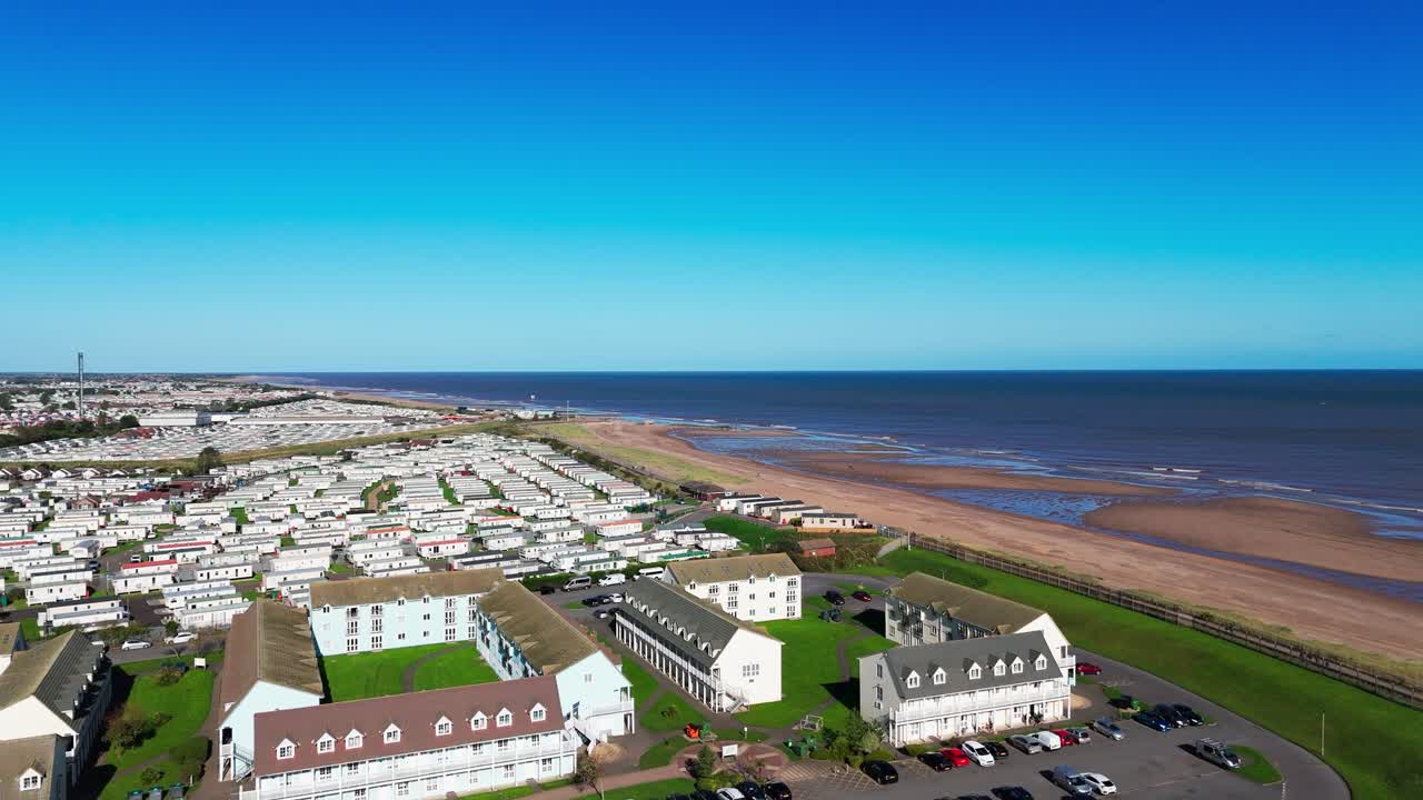 Riprese aeree con drone del famoso campeggio Butlins situato nella città costiera di Skegness, Lancashire, Regno Unito.