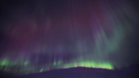 aurora boreal bailando sobre el cielo nocturno