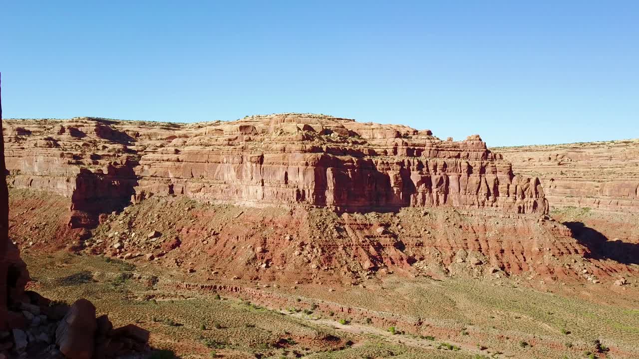 모뉴먼트 밸리 유타 1의 버트와 암석을 통해 놀라운 공중