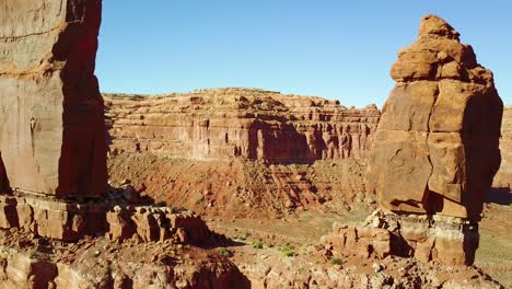 Remarkable-vista-aérea-through-the-buttes-and-rock-formations-of-Monument-Valley-Utah-1