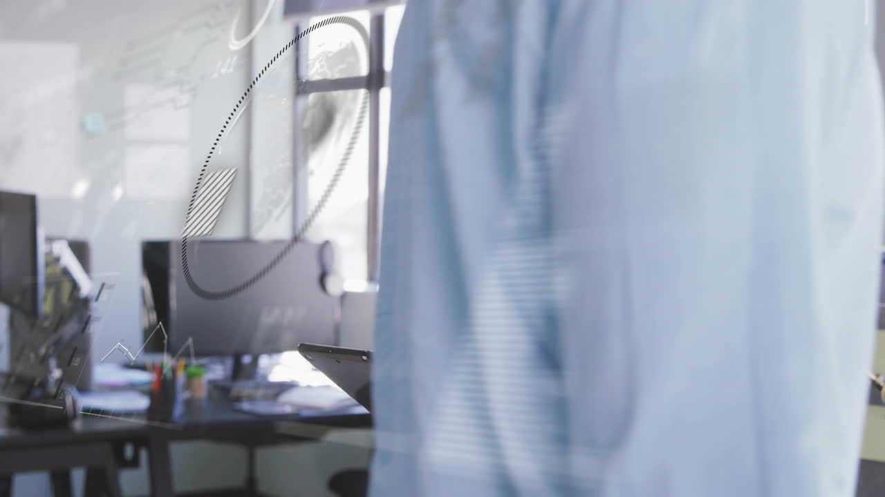 평범한 사무실에서 태블릿을 사용하는 두 인종의 사업가 여성에 대한 그래프와 차트의 애니메이션 처리