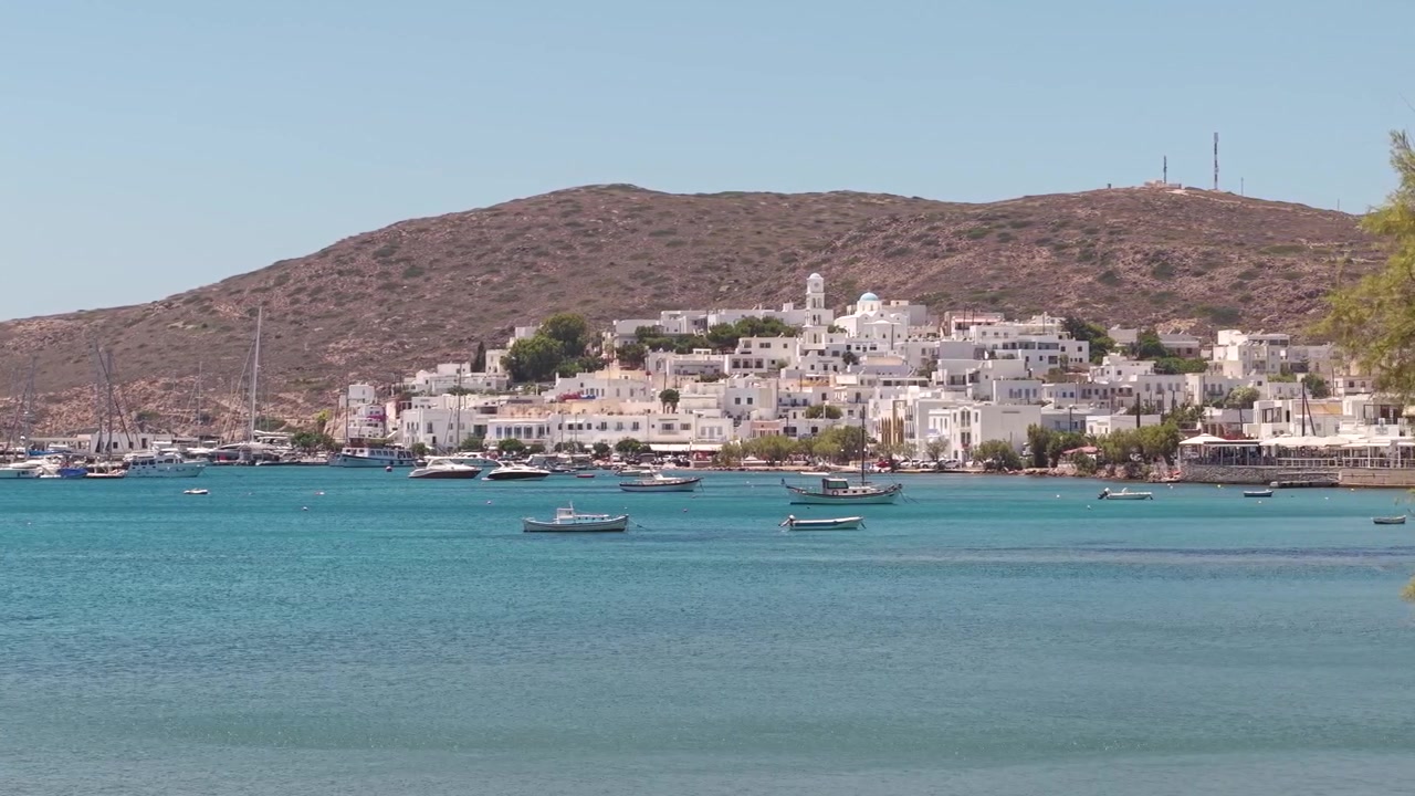 Rivelando il pittoresco villaggio di Adamantas, Milos, Grecia.