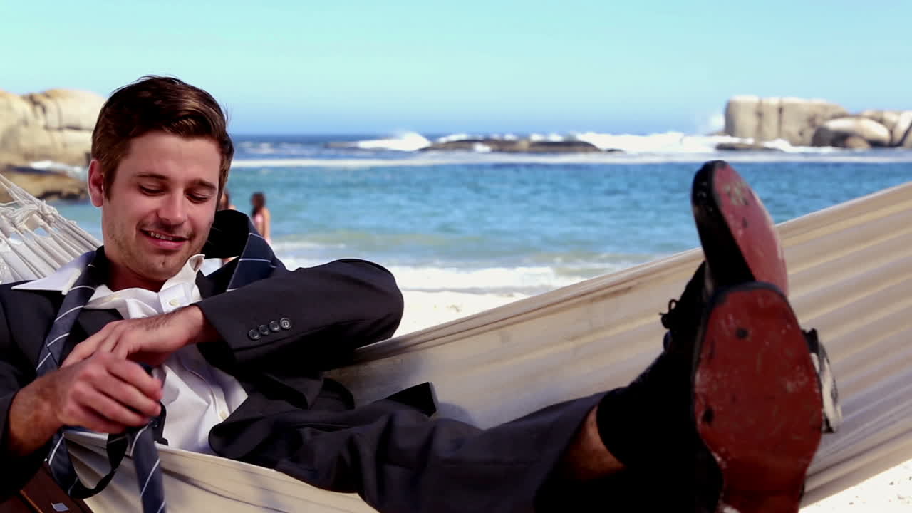 하마크 에 앉아 있는 사업가 가 타이 를 버리고 있다