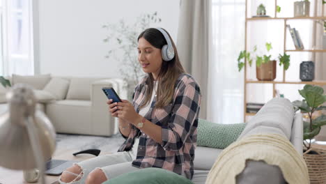 baile, auriculares y mujer en el sofá