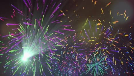 animación digital de puntos de luz y fuegos artificiales que explotan contra un fondo negro
