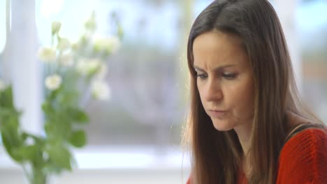 señora estresada leyendo correo