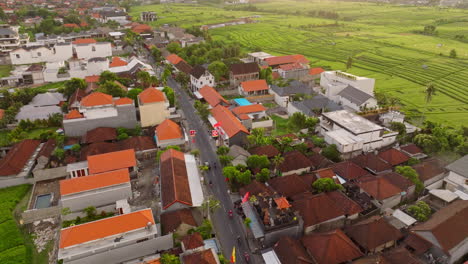 Las-Calles-De-Canggu-Están-Llenas-De-Residentes-Que-Viajan-Mientras-Desciende-El-Sol.