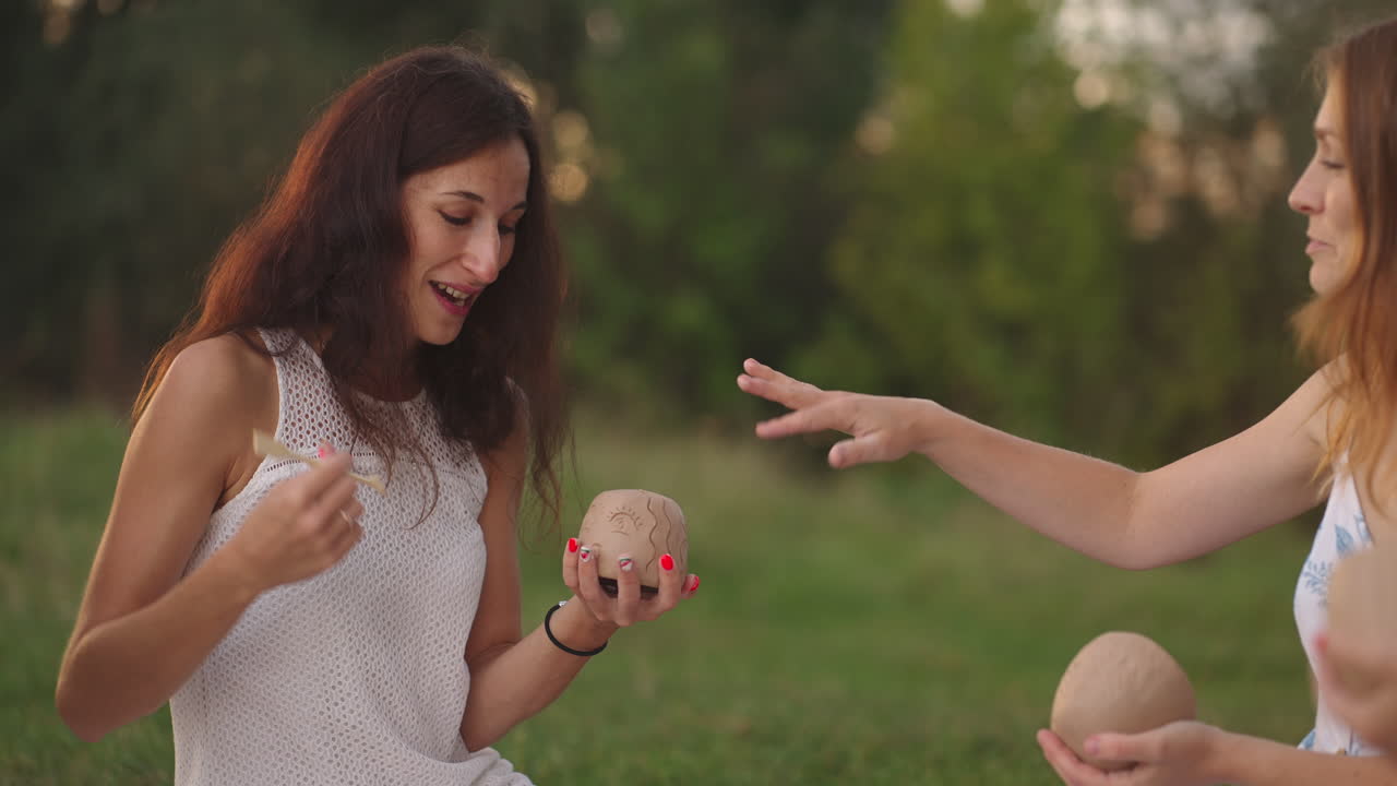공원에서 으로 만든 물건을 만들고, 도구를 사용하고, 의사소통하고, 인상을 나누고, 웃고, 서로에게 조언을 주고, 추천을 한다.